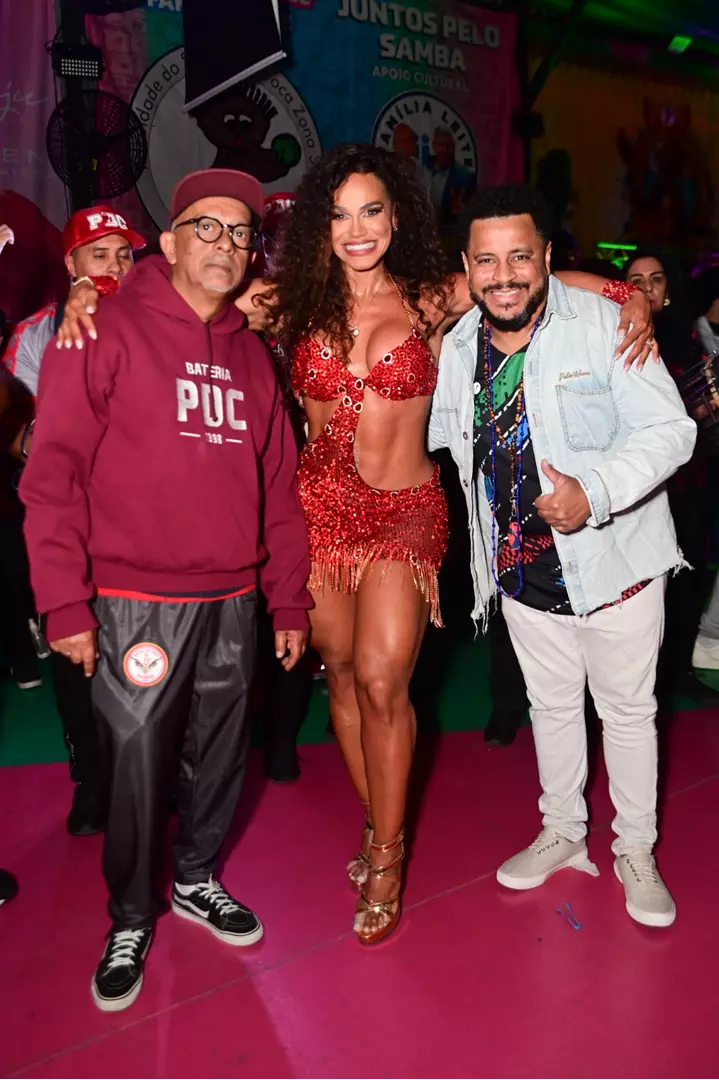 Em sua primeira agenda oficial como rainha da bateria Pegada da Coruja, Sávia David, enfrenta o frio de São Paulo e espanta o frio com muito samba